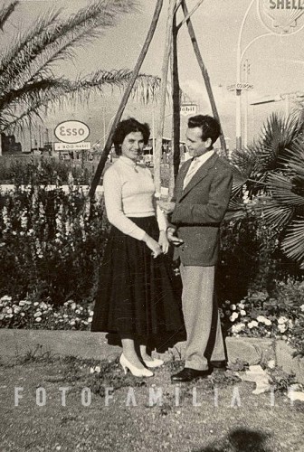 Adelmo Caccavale e Annamaria Girau in un giardino a Terracina